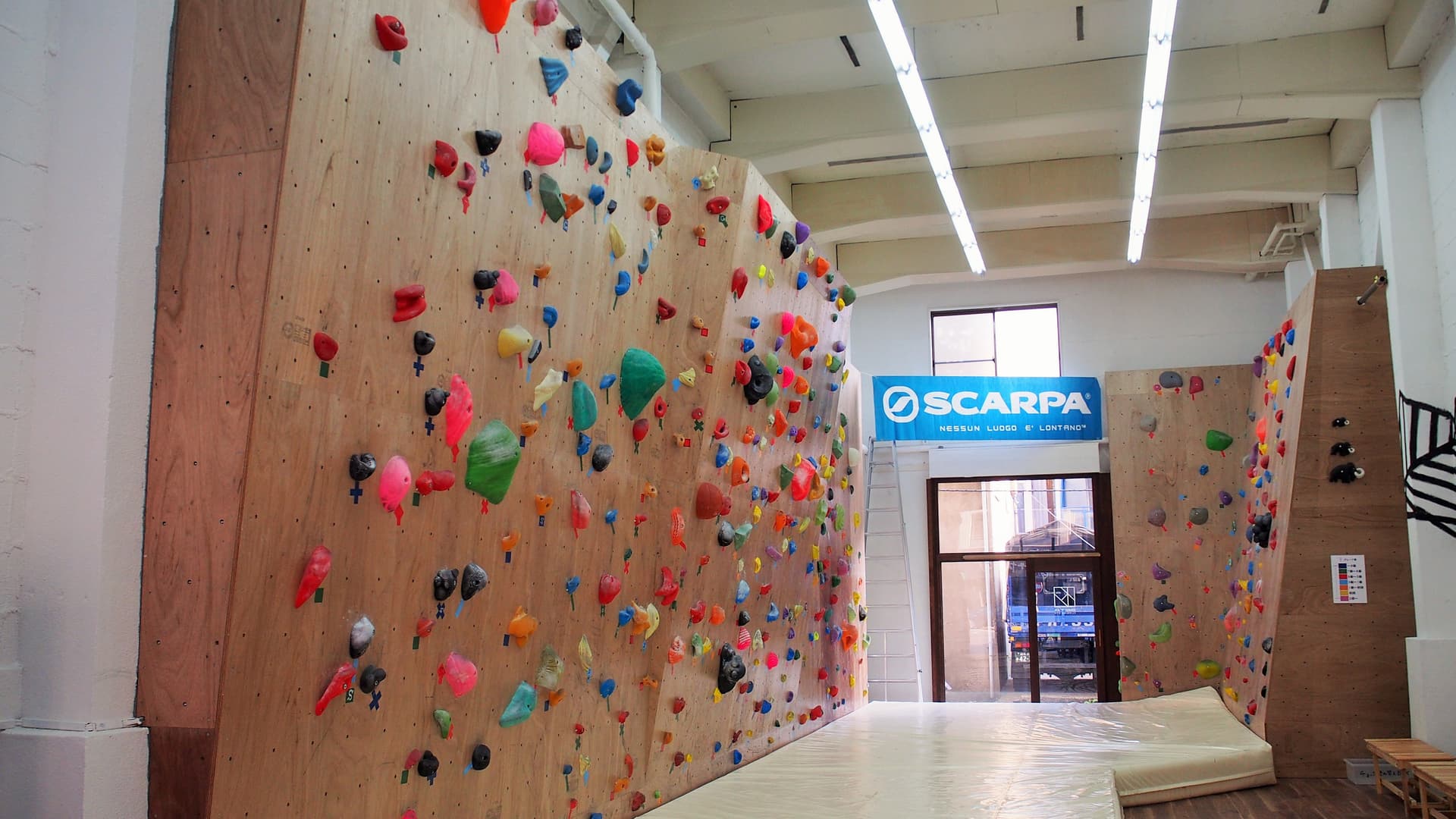 1Fは初心者でも安心して楽しめる壁・課題がたくさん揃っています。左側手前（入り口側）から95°、100°、90°（垂壁）。垂壁向かい（右側奥）が80°のスラブです。