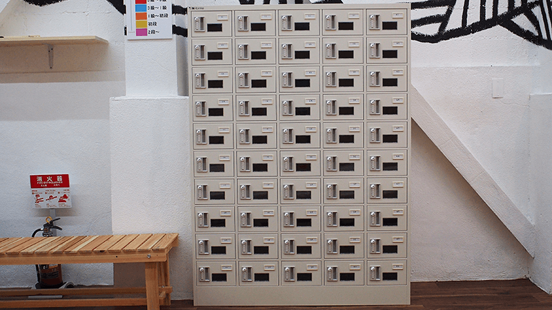 貴重品ロッカーも受付カウンター近くに設置しています。