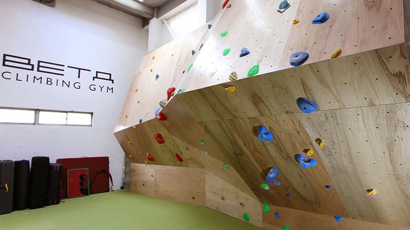 「アケボノボルダー」は傾斜からのマントルの練習ができます！