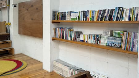 書庫の左には、ロープワーク用の壁もあります