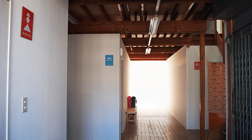 更衣室。左が男性用、右が女性用です。