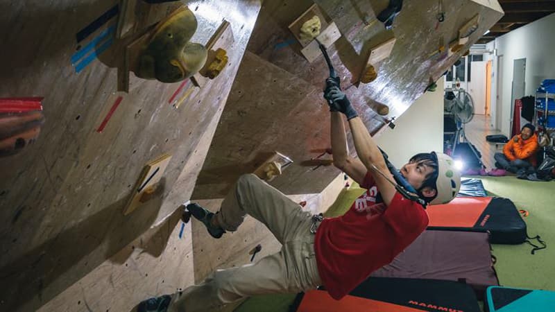 アイスアックスやアイスツールの練習もできます。